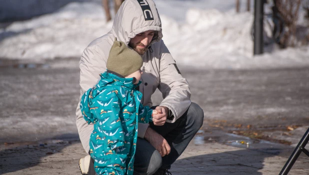 Молодой папа гуляет с ребенком. Дети.