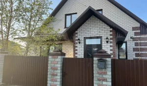 В Барнауле продают коттедж за 12,9 млн рублей.