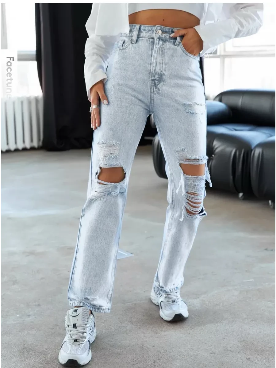 Джинсы зауженные и рваные.