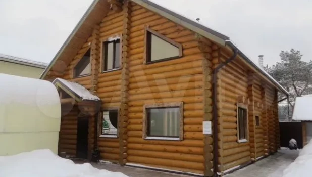 Коттедж за 23 млн рублей продают в Барнауле.