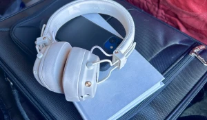 Наушники, телефон, музыка.