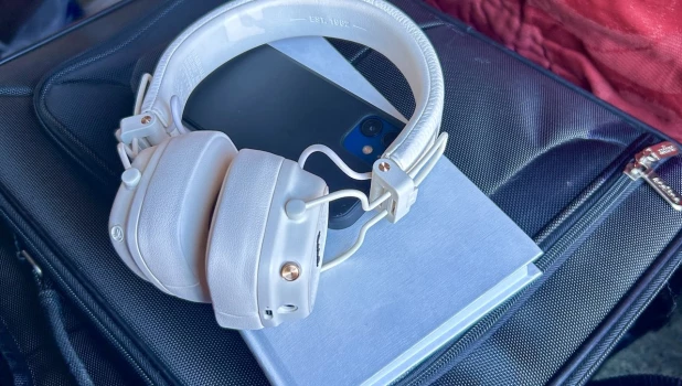 Наушники, телефон, музыка.