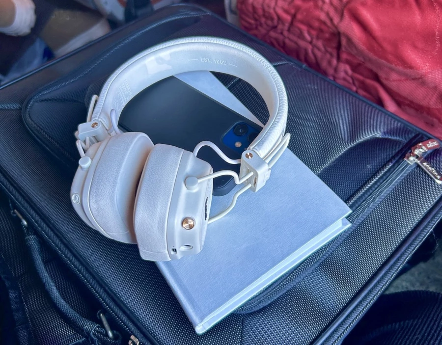 Наушники, телефон, музыка.