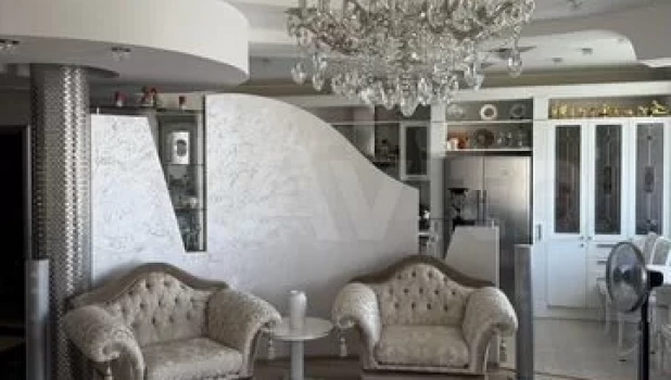 В Барнауле продают квартиру за 31,5 млн рублей.