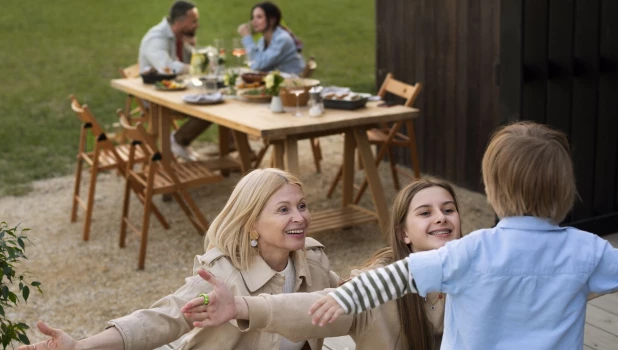 Семья отдыхает на загородном участке.