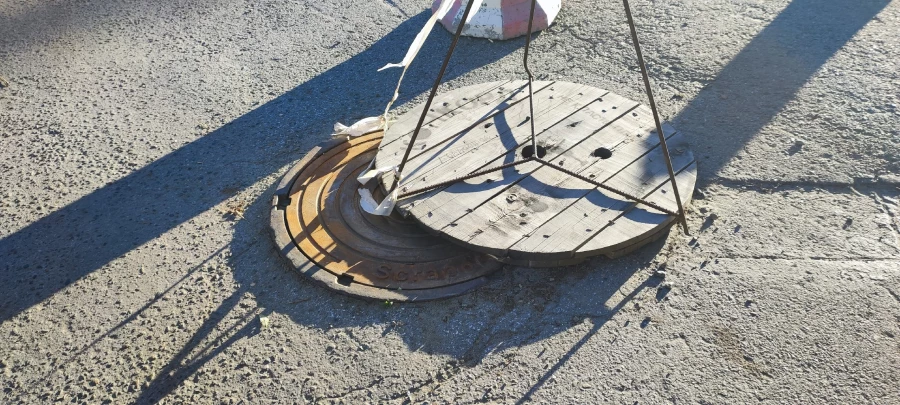 Люк возле ул. Никитина, 40.