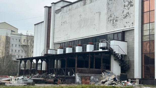 Разбирают клуб «Опера» на Красноармейском проспекте, 36.