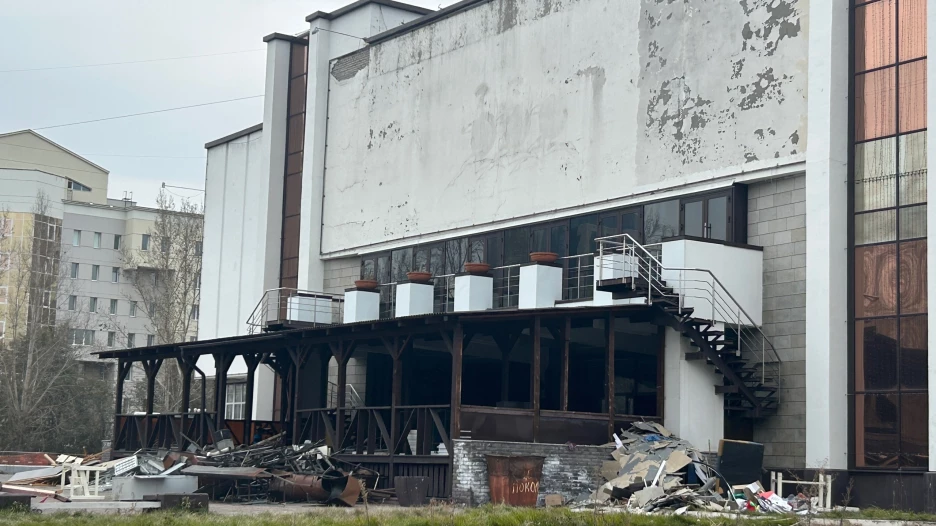 Разбирают клуб «Опера» на Красноармейском проспекте, 36.