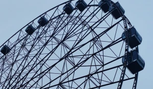 Колесо обозрения в парке «Арлекино».