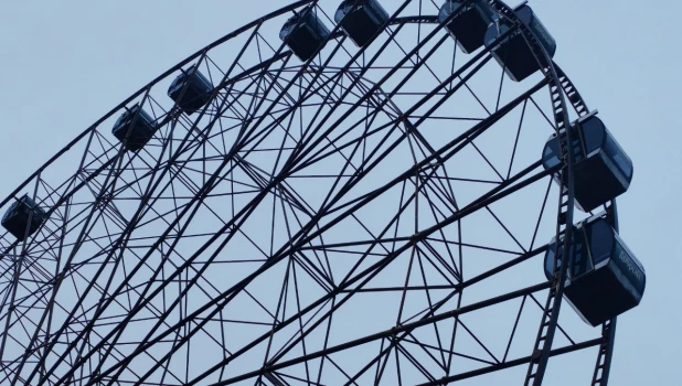 Колесо обозрения в парке «Арлекино».