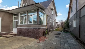 В центре Барнаула продают коттедж за 9,9 млн рублей.