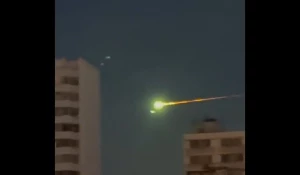 Видео с метеоритом разлетевшееся по социальным сетям.