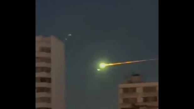 Видео с метеоритом разлетевшееся по социальным сетям.