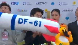 Китайские фигуристы показали игрушку в виде баллистической ракеты.