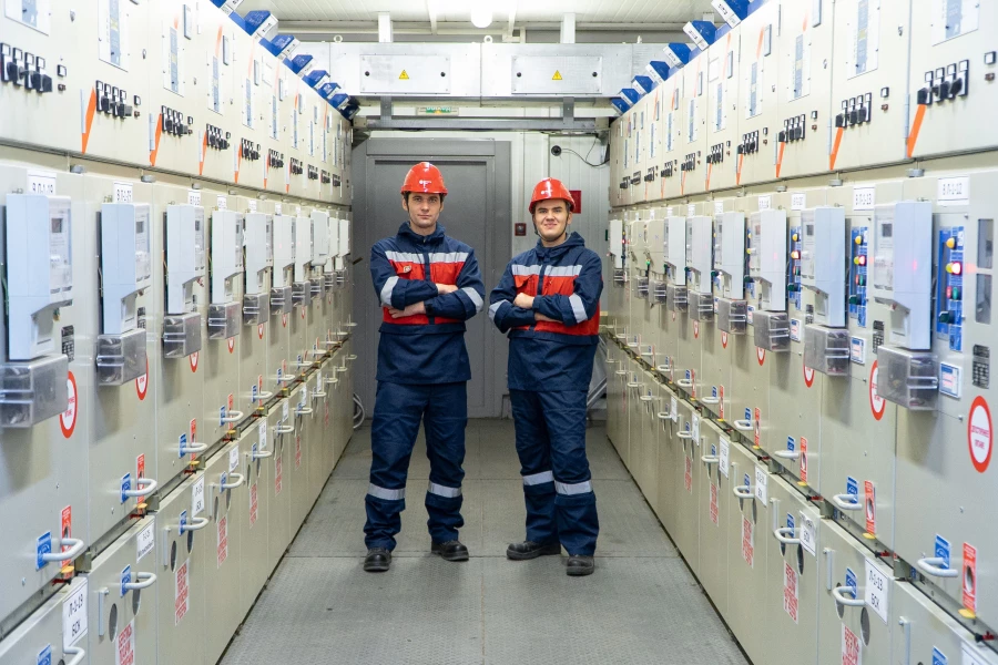 Молодые специалисты филиала ПАО «Россети Сибирь» — «Алтайэнерго» за работой.