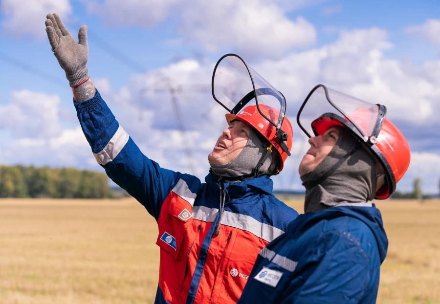 Молодые специалисты филиала ПАО «Россети Сибирь» — «Алтайэнерго» за работой.