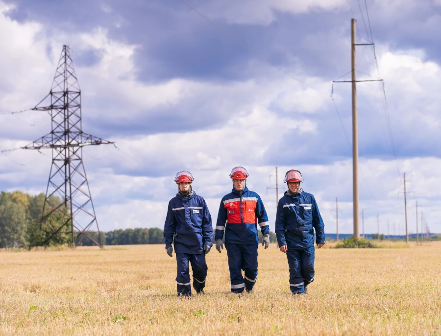 Молодые специалисты филиала ПАО «Россети Сибирь» — «Алтайэнерго» за работой.