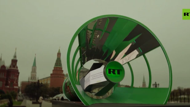 RT установил огромный рупор на Манежной площади в Москве.