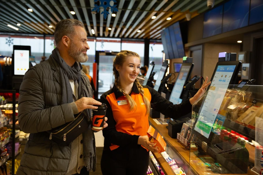 Новый формат самообслуживания удобен клиентам, а вместо кассиров на АЗС — консультанты.