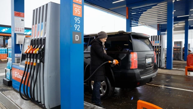 Заправка автомобиля на АЗС.