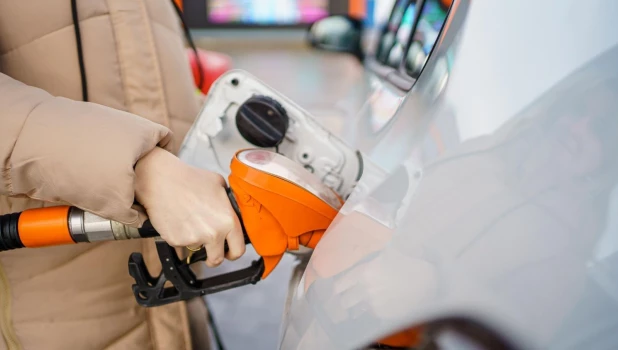 Заправка у ТРК на АЗС.