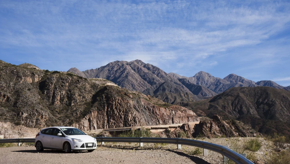 Автомобиль на горной дороге.