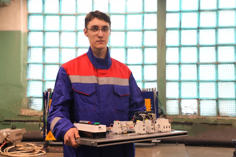 Иван Бучнев, победитель конкурса профессионального мастерства среди электромонтеров.