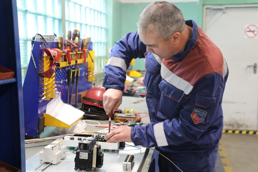 Конкурс профессионального мастерства среди электромонтеров.