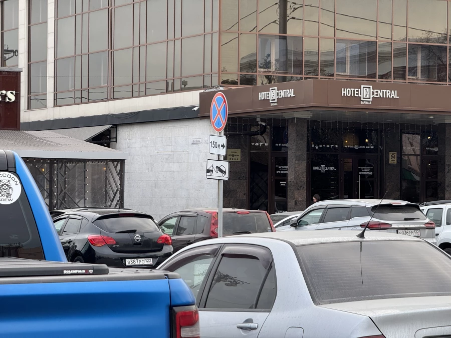 Площадь Советов. Парковка, автомобили