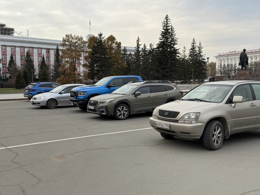 Площадь Советов. Парковка, автомобили