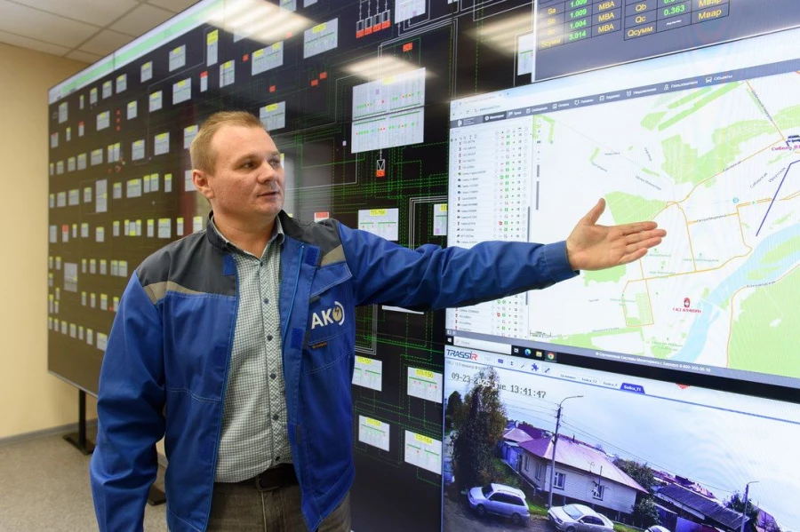 Схема электрической сети Бийской зоны выведена на большой экран.