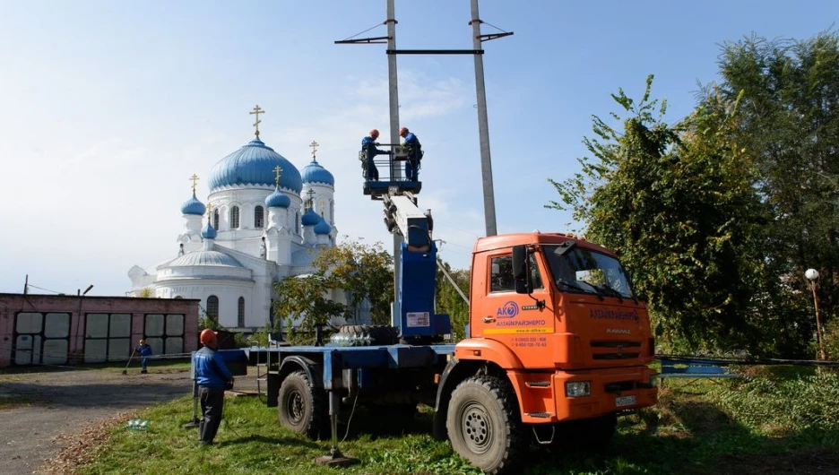 Сотрудники «Алтайкрайэнерго» работают не только на земле, но и в воздухе.