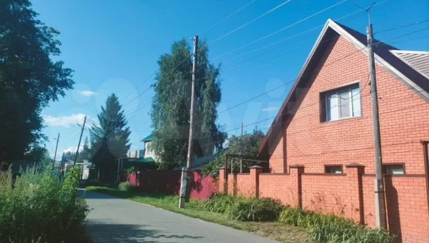 В Барнауле продают коттедж за 13,9 млн рублей.