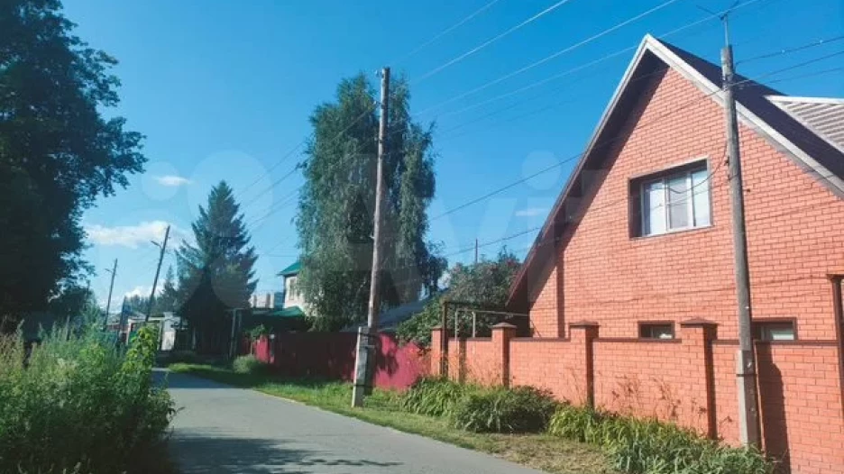 В Барнауле продают коттедж за 13,9 млн рублей.