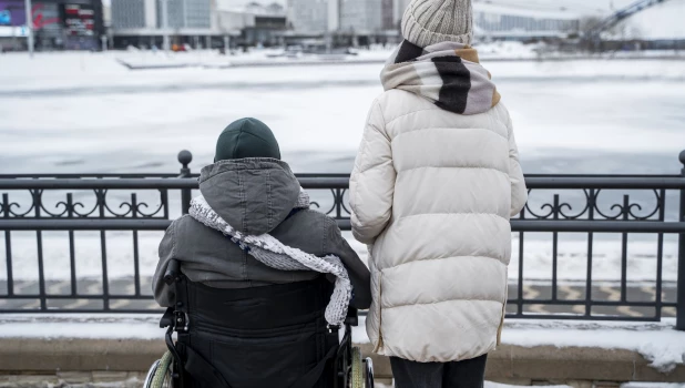 Зимняя прогулка. Девушка. Парень на инвалидной коляске.