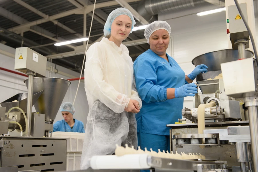 Один день в роли изготовителя полуфабрикатов провел журналист altapress.ru.