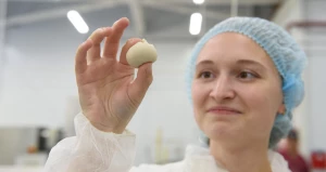 Один день в роли изготовителя полуфабрикатов провел журналист altapress.ru.