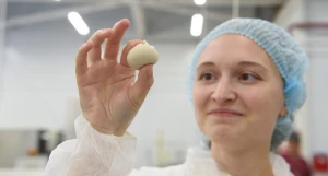 Один день в роли изготовителя полуфабрикатов провел журналист altapress.ru.