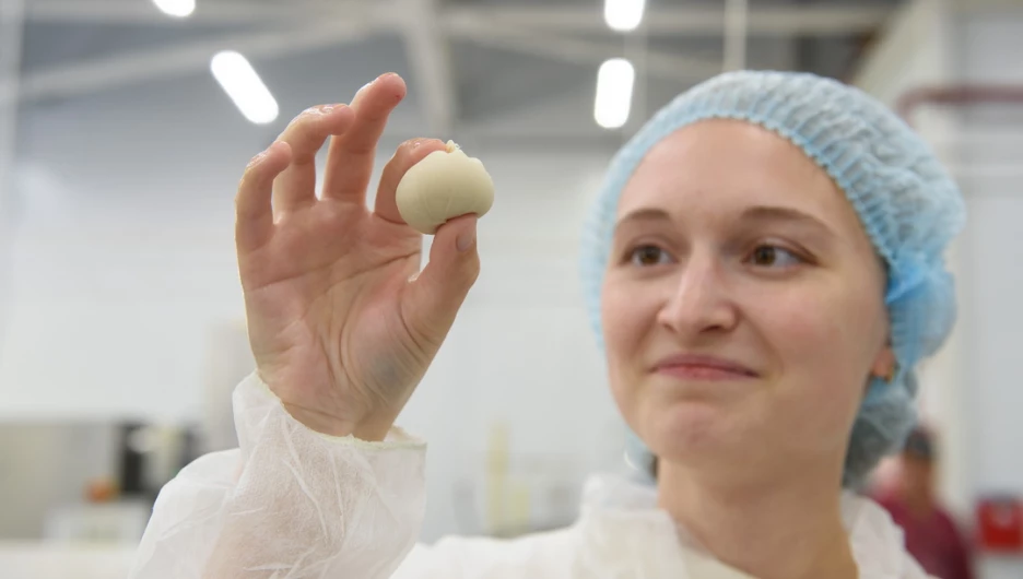 Один день в роли изготовителя полуфабрикатов провел журналист altapress.ru.