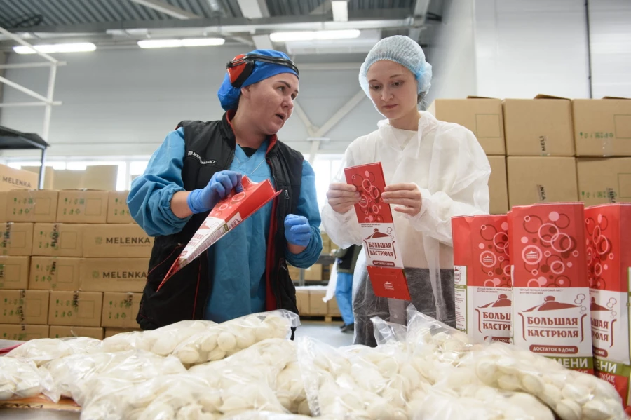 Один день в роли изготовителя полуфабрикатов провел журналист altapress.ru.