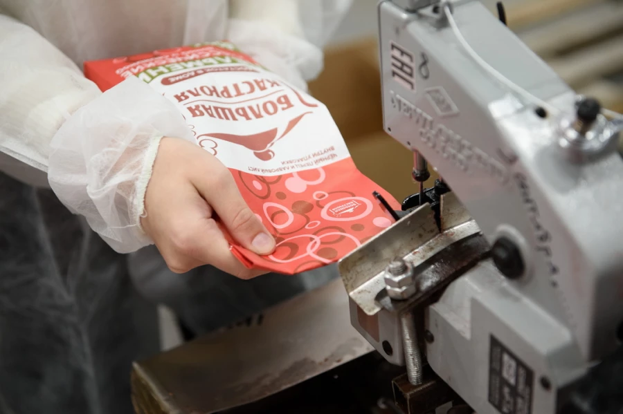 Один день в роли изготовителя полуфабрикатов провел журналист altapress.ru.