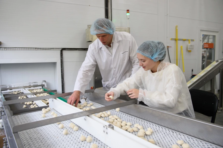 Один день в роли изготовителя полуфабрикатов провел журналист altapress.ru.