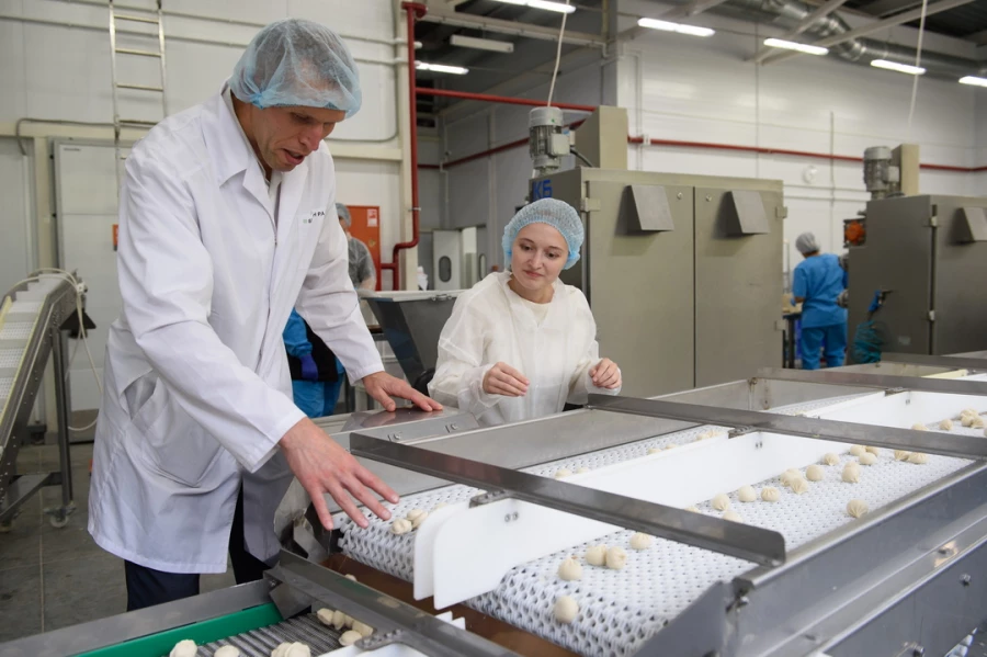 Один день в роли изготовителя полуфабрикатов провел журналист altapress.ru.