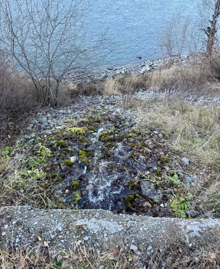 Священный родник в горе мусора на Алтае