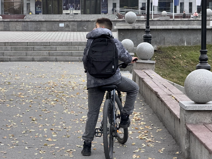 Площадь Сахарова. Велосипедист