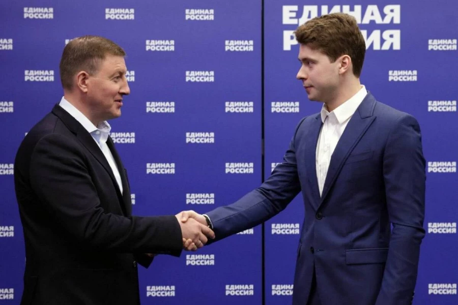 Вручение партбилета Илье Медведеву.