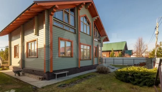 На Алтае продают коттедж за 17,5 млн рублей.