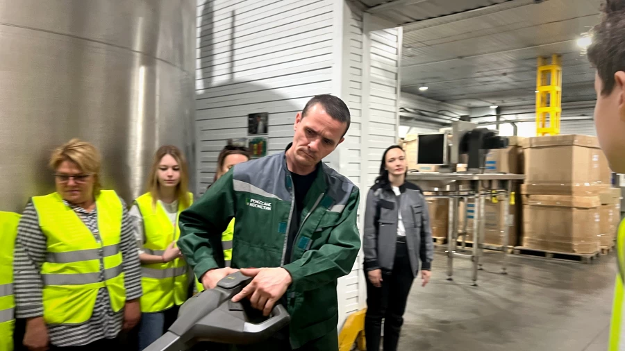 Экскурсия для школьников на предприятие «Ренессанс Косметик» в рамках проекта «Открытая промышленность».