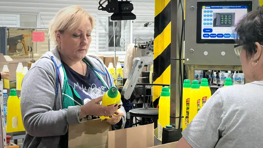 Экскурсия для школьников на предприятие «Ренессанс Косметик» в рамках проекта «Открытая промышленность».