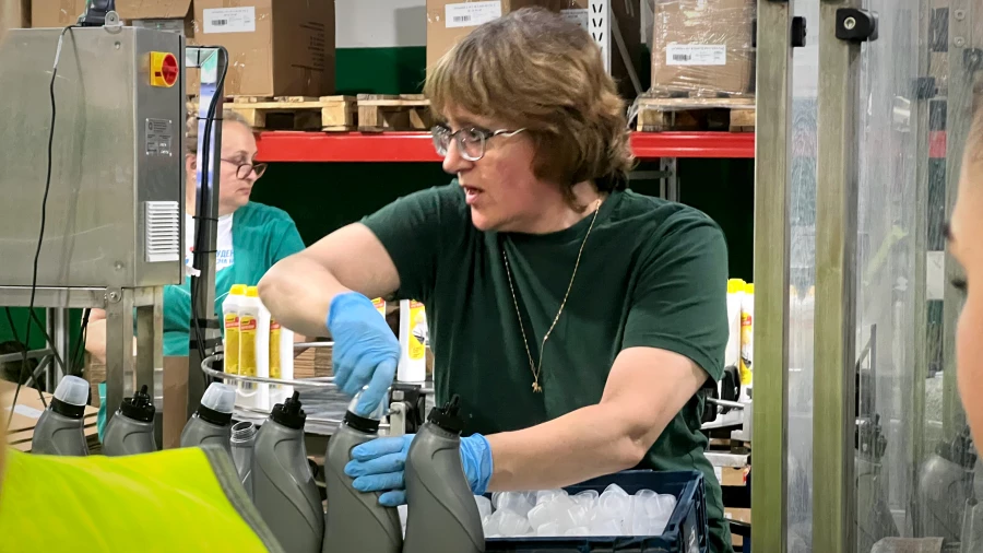 Экскурсия для школьников на предприятие «Ренессанс Косметик» в рамках проекта «Открытая промышленность».